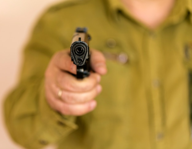 Foto equipaggi indicare la pistola all'obiettivo con una mano