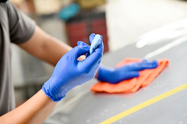 Photo man polishing car body