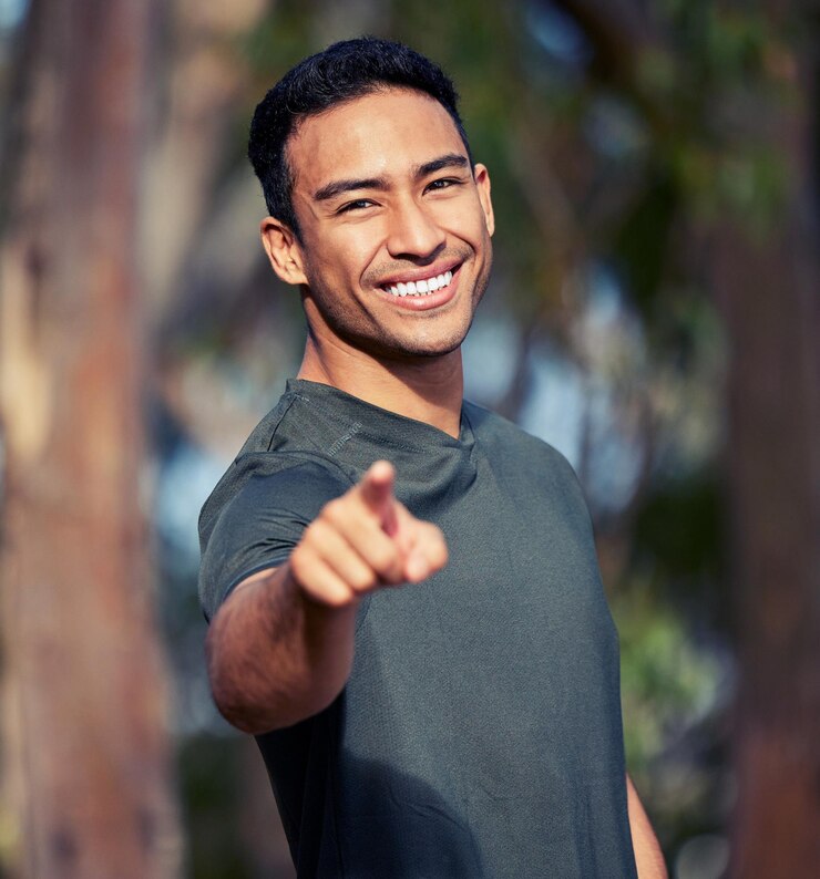 Photo 男性のポートレートと指差し外でのフィットネスの選択とオプションまたは自然の選択男性の人間のウェルネスと健康やトレーニングのための動機付けトレーニングと運動または心臓のためのエモジ