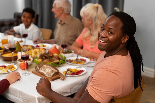 Photo man portrait on thanksgiving day dinner