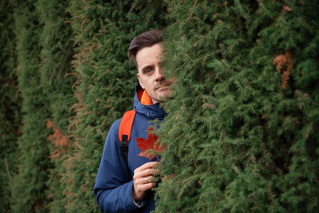 Man portret in herfst park op herfst natuur achtergrond