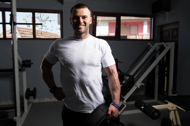 Man poseren in witte tshirt