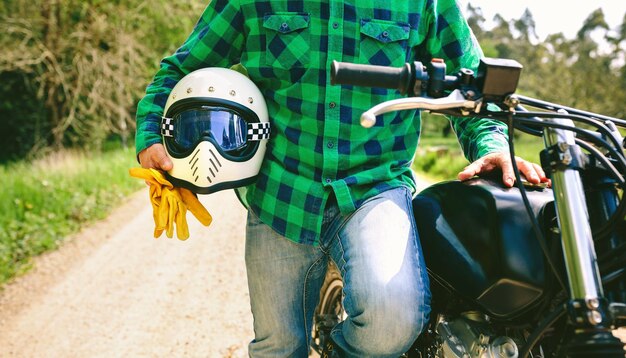 Man poseren met motorhelm en handschoenen