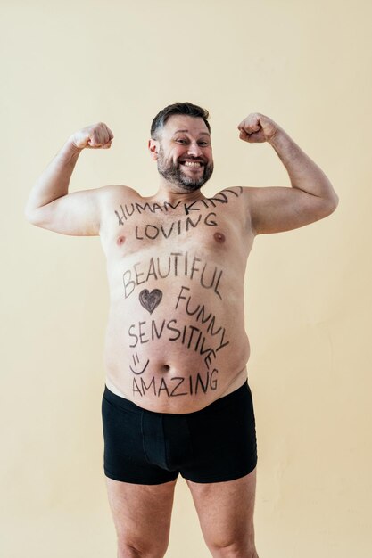 Man poseren voor een mannelijke editie body positive beauty set. Shirtless man met boxerondergoed in studio