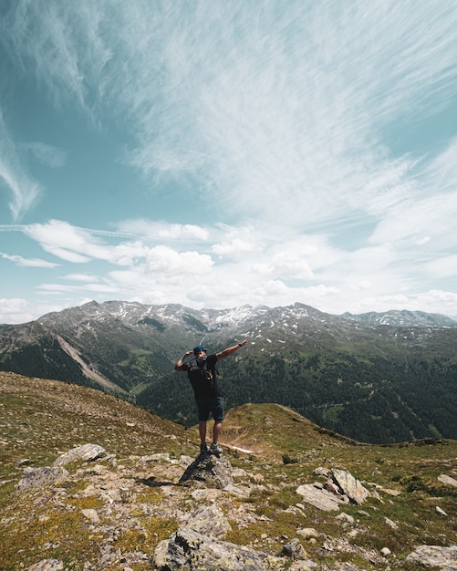 Photo a man posing on the mountains