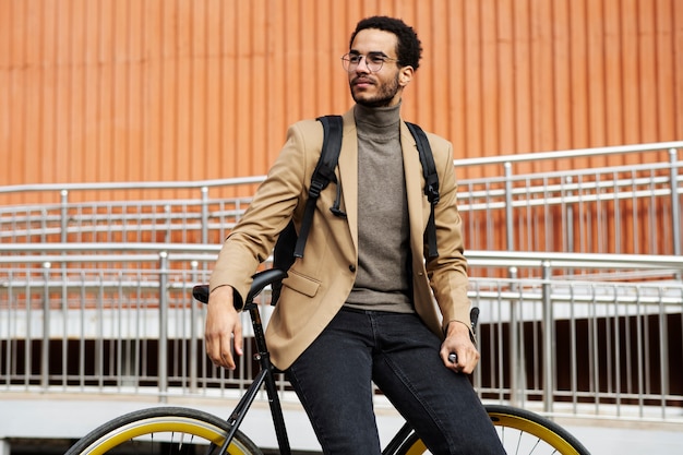 Foto uomo in posa all'aperto con la bici