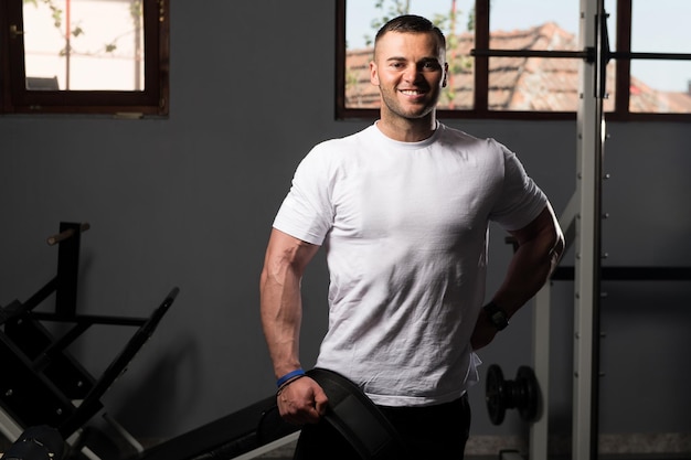 Photo man posing in white tshirt