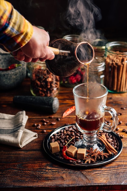 L'uomo versa il caffè in tazza