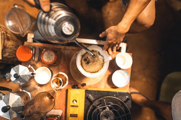 Photo man pouring coffee in cup