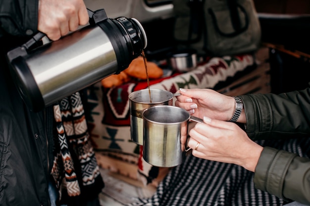 Foto uomo che versa il caffè per la sua ragazza