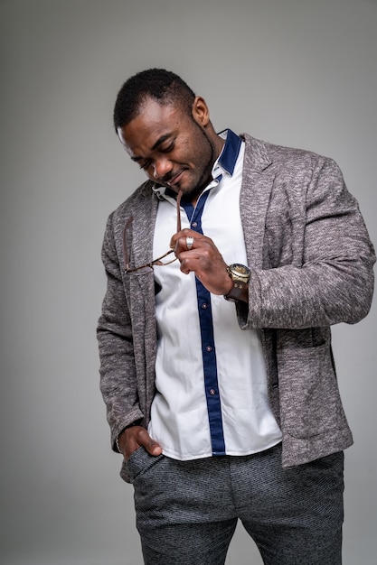 Man power Zelfverzekerde Afro-Amerikaanse man die zijn biceps gele studio-achtergrond demonstreert