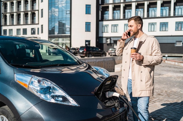 Man praat aan de telefoon en drinkt koffie