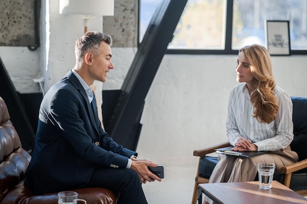 Man praat met zijn psycholoog en kijkt gefrustreerd