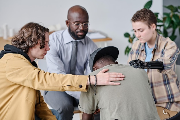 Foto man praat over zijn problemen in de klas