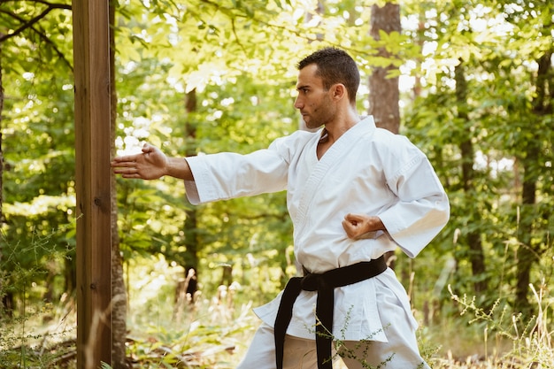 Uomo che pratica il karate in natura