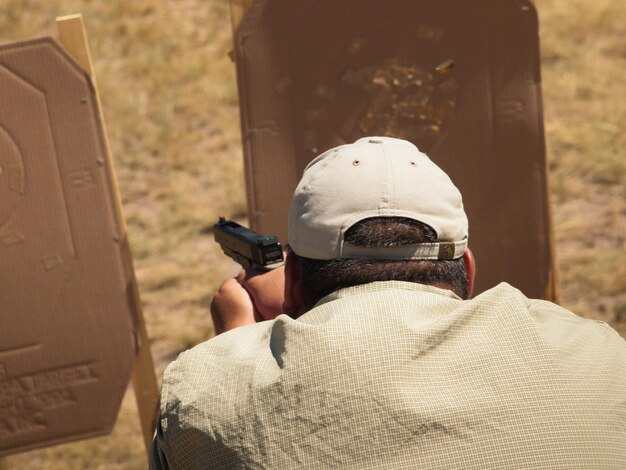 Photo man practicing target shooring.