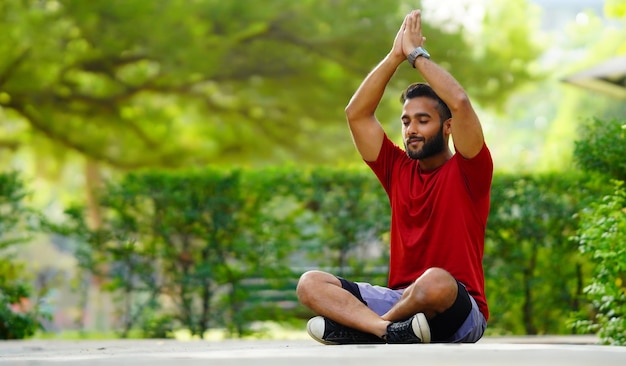 インドでヨガを練習している男