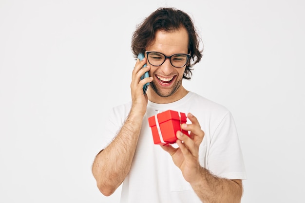 Man praten aan de telefoon geschenkdoos geïsoleerde achtergrond