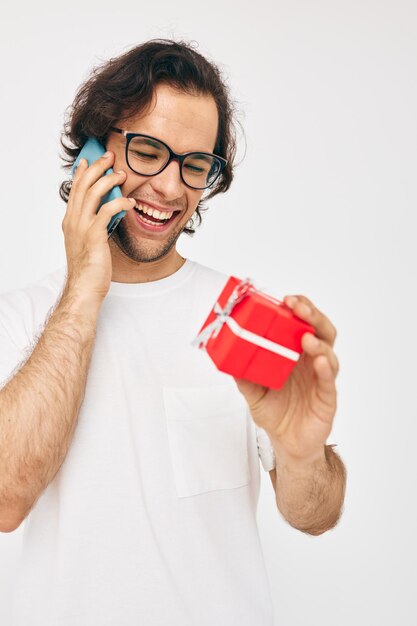 Man praten aan de telefoon geschenkdoos geïsoleerde achtergrond