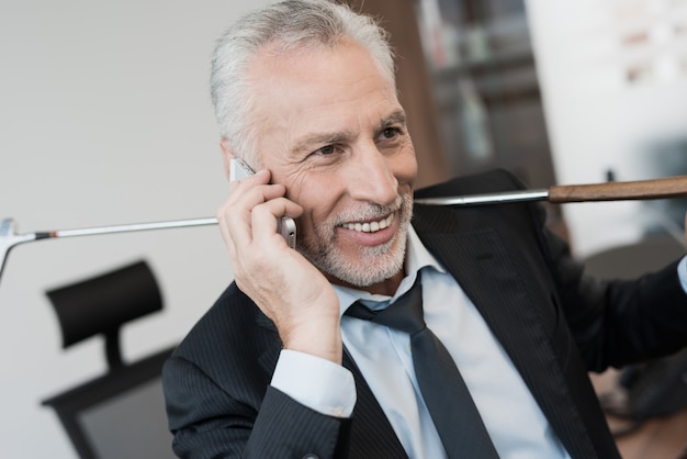 Man praten aan de telefoon in het kantoor.