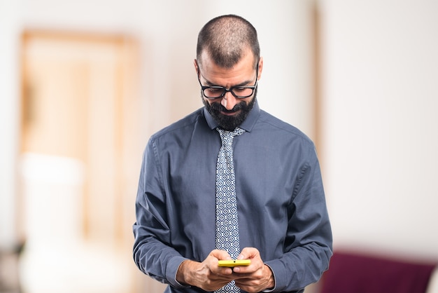Man praten met mobiel op ongerichte achtergrond