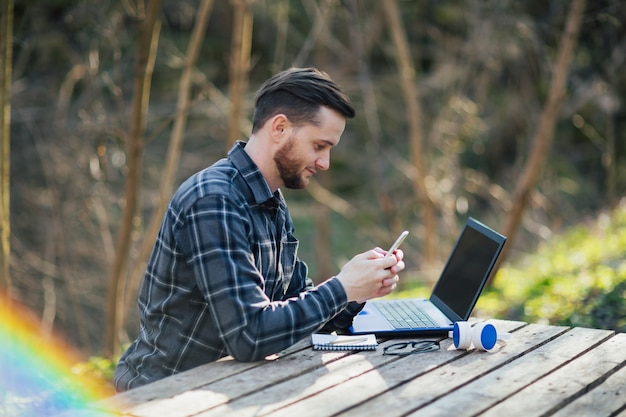 Man praten op de smartphone