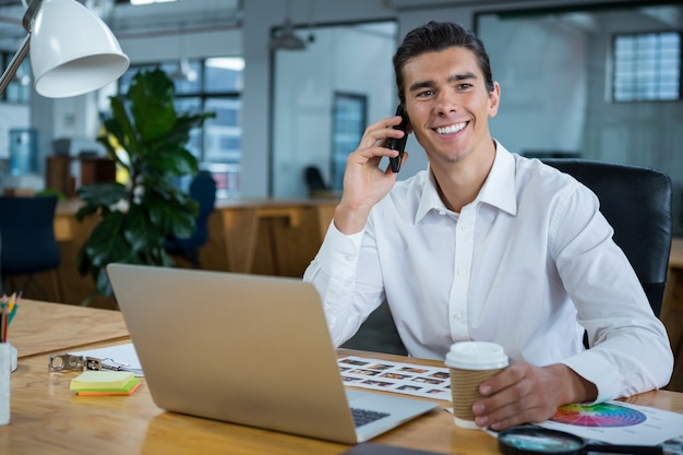 Man praten op mobiele telefoon aan balie