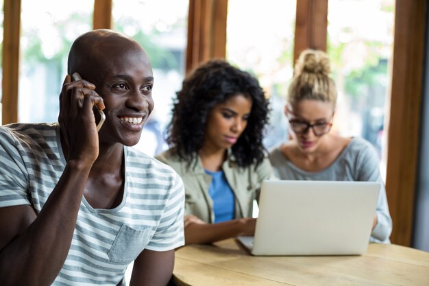 Man praten op mobiele telefoon in de koffie