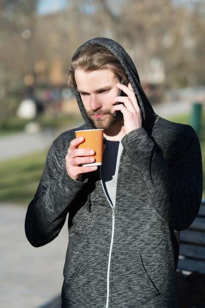 man praten op mobiele telefoon in park