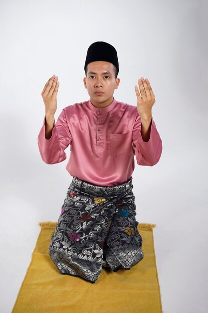 Photo man praying against white background