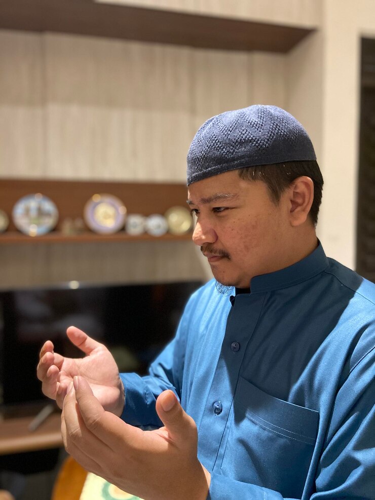 Photo 집 에서 기도 하는 사람