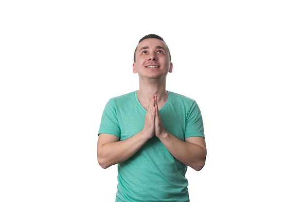 Мужчина молится с закрытыми руками на белом фоне