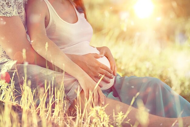 Photo man and a pregnant woman happy nature