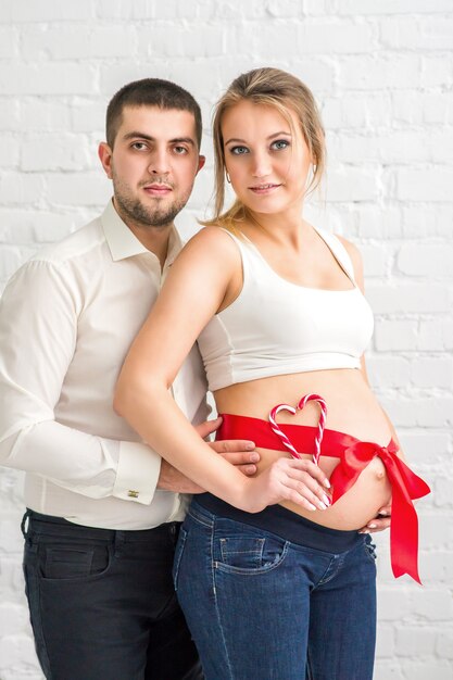 Foto uomo e donna incinta con la pancia