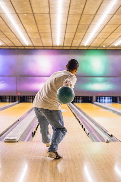 Photo man preparing a bowling move in rio de janeiro, brazil.