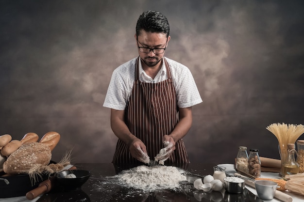 Photo man preparing buns at table in bakery