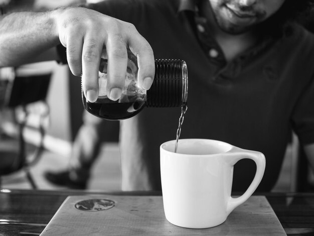 Photo man preparing coffee