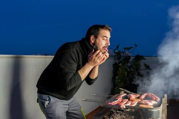 Photo man preparing food on barbecue grill