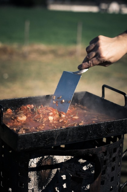 Photo man preparing food on barbecue grill