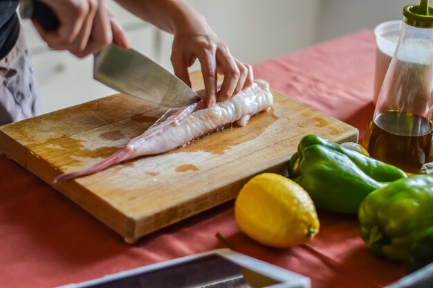 Photo man preparing food on cutting board