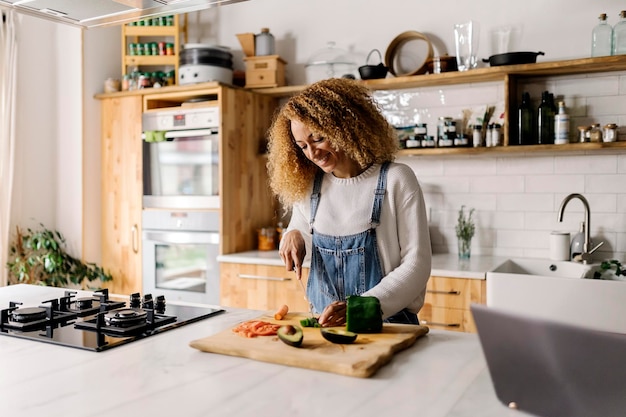 Foto uomo che prepara il cibo in cucina a casa