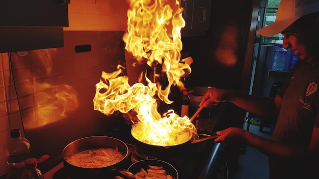 Photo man preparing food in kitchen at restaurant