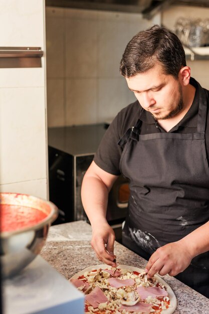 Photo man preparing food in kitchen