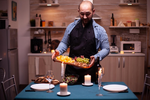 Photo man preparing food in kitchen