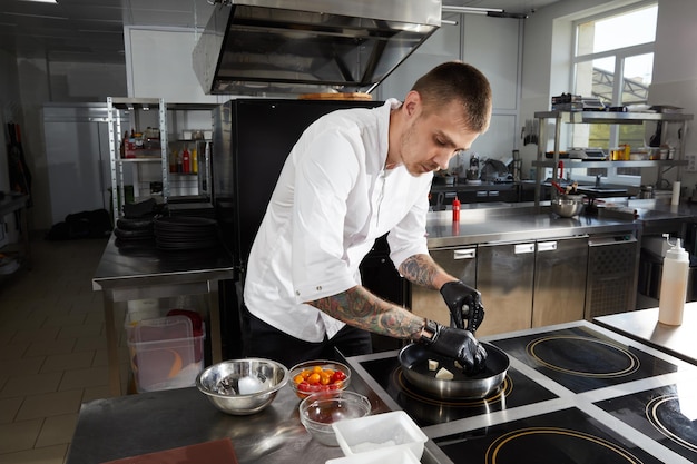 Photo man preparing food in kitchen
