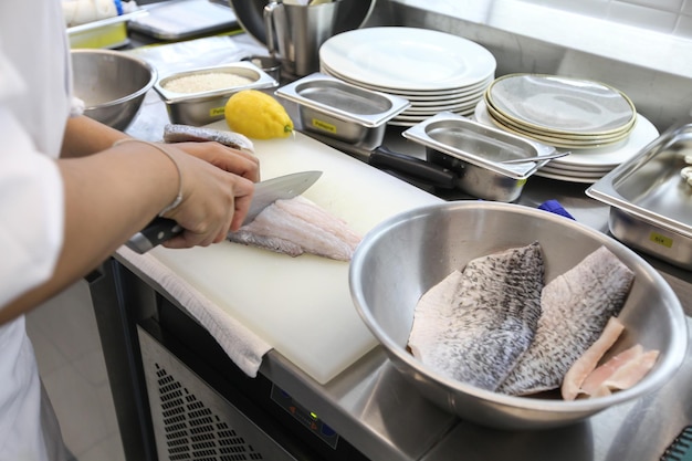 Photo man preparing food in kitchen