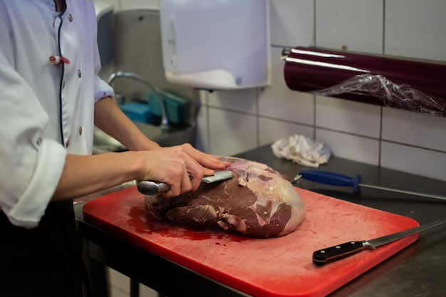 Photo man preparing food in kitchen