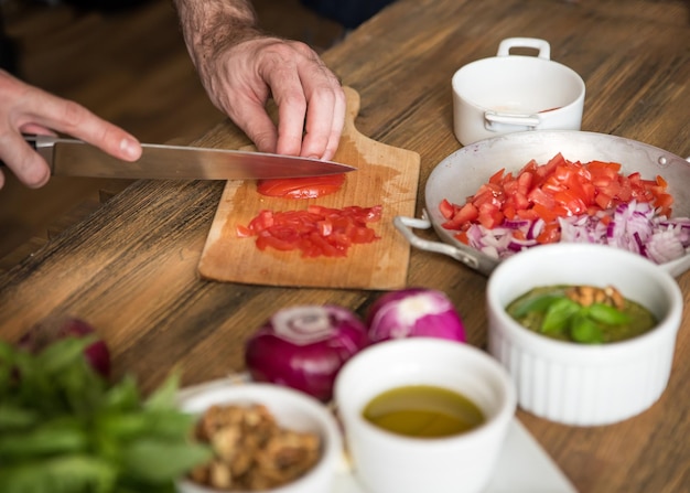 Photo man preparing food in kitchen