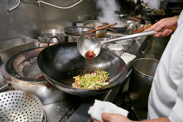 Photo man preparing food in kitchen