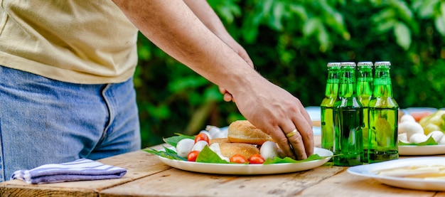 Uomo che prepara il cibo all'aperto